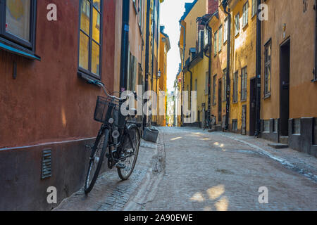 Gamla Stan Stoccolma, in vista di una tipica strada nel centro storico di Gamla Stan (la città vecchia) di quartiere centrale di Stoccolma, Svezia Foto Stock