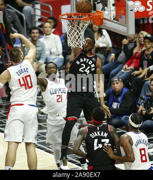 Los Angeles, California, USA. Xi Nov, 2019. Toronto Raptors " Norman Powell (24) schiacciate durante un'NBA Basketball gioco tra Los Angeles Clippers e Toronto Raptors, lunedì, 11 novembre 2019 a Los Angeles. Credito: Ringo Chiu/ZUMA filo/Alamy Live News Foto Stock