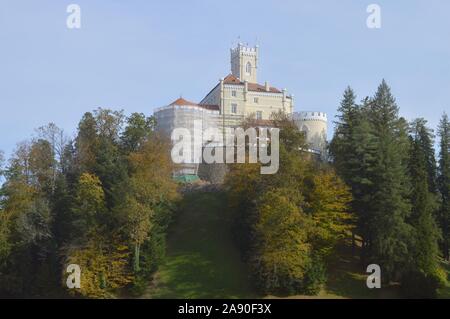 Bel Castello medioevale Trakošćan sul lago Trakošćan, Croazia Foto Stock