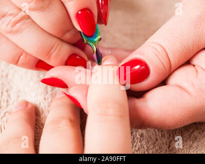 Fare manicure in salone. La preparazione di chiodi per la lucidatura. Foto Stock