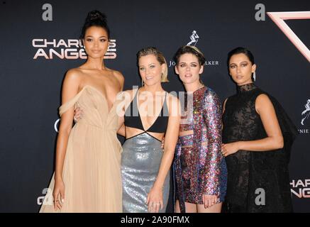 Los Angeles, CA. Xi Nov, 2019. Kristen Stewart, Naomi Scott, Ella Balinska, Elizabeth banche presso gli arrivi di CHARLIE'S ANGELS Premiere 2019, Regency Village Theatre - Westwood, Los Angeles, CA Novembre 11, 2019. Credito: Elizabeth Goodenough/Everett raccolta/Alamy Live News Foto Stock