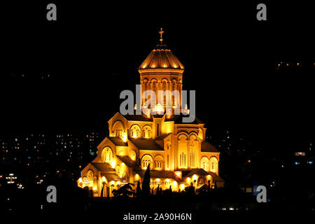 Vista mozzafiato della Santissima Trinità Cattedrale di Tbilisi di notte, Tbilisi, Georgia Foto Stock