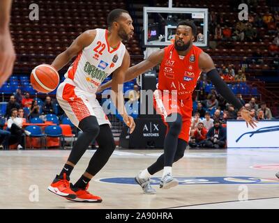 Dowdell di oriora pistoia ostacolata da shelvin mack di ax armani olimpia milano durante la AX Armani Exchange Olimpia Milano vs OriOra Pistoia, Milano, Foto Stock