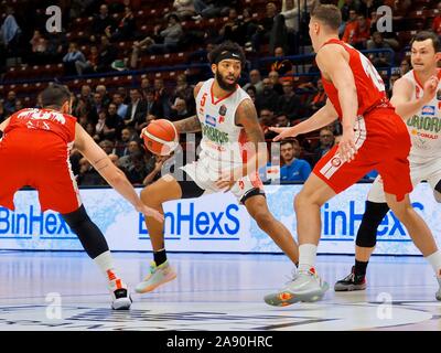 Terran petteway di oriora pistoia ostacolata da kaleb tarczewski di ax armani olimpia milano durante la AX Armani Exchange Olimpia Milano vs OriOra Pistoia Foto Stock