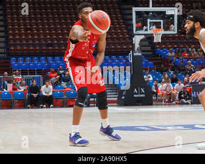 Brooks dell'ax armani milano passa la palla vs pistoia durante AX Armani Exchange Olimpia Milano vs OriOra Pistoia, Milano, Italia, 11 Nov 2019, Basketb Foto Stock