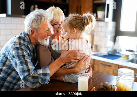 Felice nonni avente tempi di divertimento con i bambini a casa Foto Stock