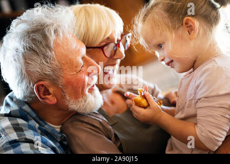 Nonni giocare e divertirsi con il loro nipote Foto Stock