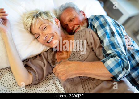 Bella coppia senior giacente, dormire sul letto insieme Foto Stock