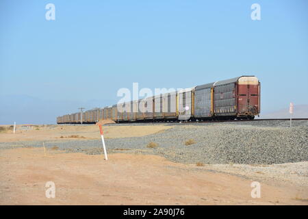 Pesanti carri merci a sinistra sulla pista di Salton Sea in California Foto Stock