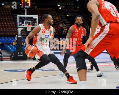 Milano, Italia. Xi Nov, 2019. dowdell di oriora pistoia ostacolata da shelvin mack di ax armani olimpia milanoduring AX Armani Exchange Olimpia Milano vs OriOra Pistoia, basket italiana di un campionato di Serie A Milano, Italia, 11 novembre 2019 - LPS/Savino Paolella Credito: Savino Paolella/LP/ZUMA filo/Alamy Live News Foto Stock