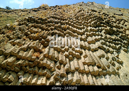 Mozzafiato a basso angolo di visione della sinfonia di pietre, esagonali e pentagono forma colonne di basalto a Garni Gorge, Armenia Foto Stock