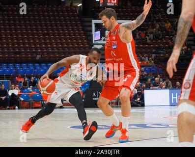 Milano, Italia. Xi Nov, 2019. dowdell di oriora pistoia ostacolata da Vladimir micov di ax armani olimpia milanoduring AX Armani Exchange Olimpia Milano vs OriOra Pistoia, basket italiana di un campionato di Serie A Milano, Italia, 11 novembre 2019 - LPS/Savino Paolella Credito: Savino Paolella/LP/ZUMA filo/Alamy Live News Foto Stock