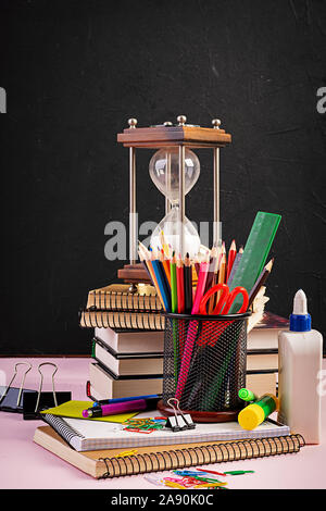 Set di colorati di forniture scolastiche, libri e quaderni. Accessori di cancelleria. Foto Stock