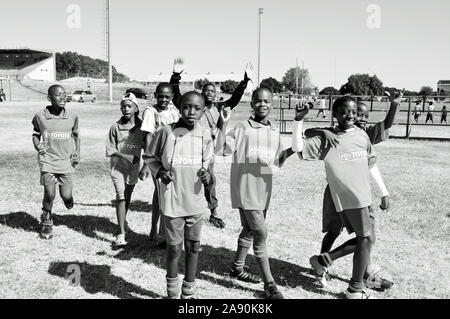 Otjiwarongo: Namib schoolkids giocando a calcio a un concorso Foto Stock