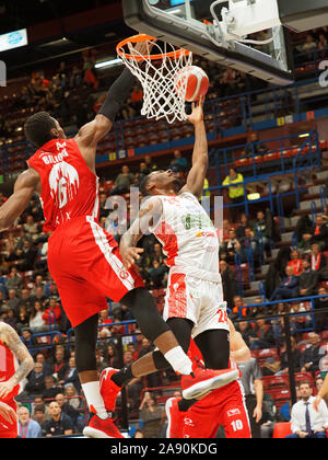 Milano, Italia. Xi Nov, 2019. wheatle di Pistoia tira ostacolata da biligha dellÃ¢â'¬â"¢ax armani milanoduring AX Armani Exchange Olimpia Milano vs OriOra Pistoia, basket italiana di un campionato di Serie A Milano, Italia, 11 novembre 2019 - LPS/Savino Paolella Credito: Savino Paolella/LP/ZUMA filo/Alamy Live News Foto Stock