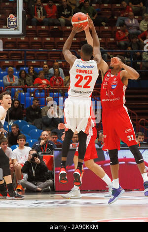 Milano, Italia. Xi Nov, 2019. dowdell di Pistoia ostacolata da brooks dellÃ¢â'¬â"¢ax armani milanoduring AX Armani Exchange Olimpia Milano vs OriOra Pistoia, basket italiana di un campionato di Serie A Milano, Italia, 11 novembre 2019 - LPS/Savino Paolella Credito: Savino Paolella/LP/ZUMA filo/Alamy Live News Foto Stock