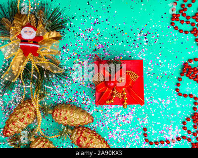 Confezione regalo rossa nel quartiere alla moda di verde menta toni di colori. Piatto sfondo laici. Concetto di festa. Tonica. Messa a fuoco selettiva Foto Stock