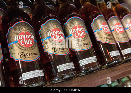 Una fila di Havana Club di bottiglie di rum in vendita a Cuba Foto Stock