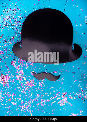 Carta nera baffi, hat Mock up contro sfondo blu, Copia vista dall'alto dello spazio carta Gentleman, Padri giorno concept Foto Stock