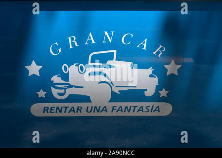 Logo ufficiale visto sulle porte conducente e passeggero di auto d'epoca classiche americane a l'Avana, Cuba. Molti dei classici convertibili ACCATTIVANTI A Foto Stock