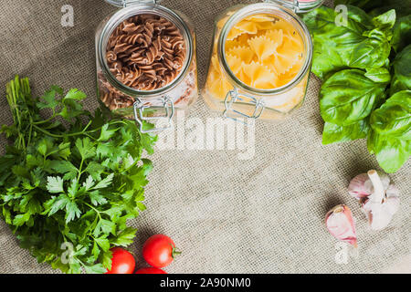 Farfalle e fusilli in cucina Foto Stock