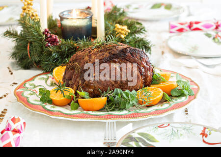 Natale vacanze prime rib di arrosto di manzo sul tavolo Foto Stock