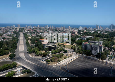 Alta Vista di Plaza de la Revolucion ( Piazza della Rivoluzione) verso il lungo Avenida de Passeo nel quartiere del Vedado a l'Avana, Cuba. Su una parete Foto Stock