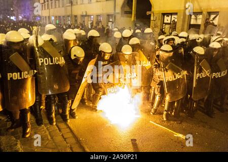 Wroclaw, Polonia. Xi Nov, 2019. Novembre 11, 2019 la Polonia Wroclaw tumulti di nazionalisti polacco con la polizia durante il polacco il Giorno di Indipendenza di Wroclaw Credito: Krzysztof Kaniewski/ZUMA filo/Alamy Live News Foto Stock