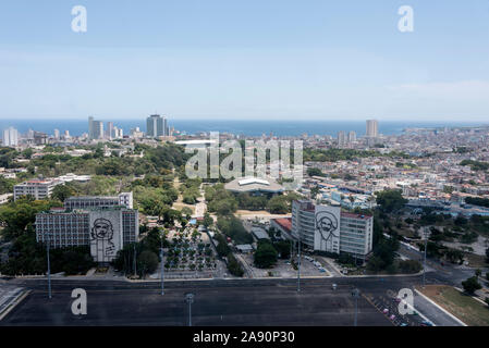 Vista dall'alto del Ministero dell'Interno e del Ministero delle Comunicazioni nella Plaza de la Revolucion ( Piazza della Rivoluzione) a l'Avana, Cuba sulle pareti Foto Stock