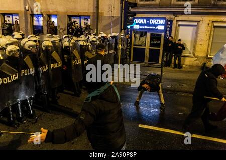 Wroclaw, Polonia. Xi Nov, 2019. Novembre 11, 2019 la Polonia Wroclaw tumulti di nazionalisti polacco con la polizia durante il polacco il Giorno di Indipendenza di Wroclaw Credito: Krzysztof Kaniewski/ZUMA filo/Alamy Live News Foto Stock