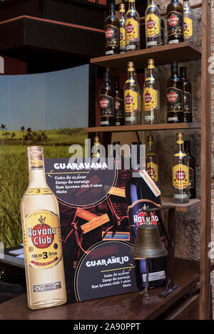 Un display del famoso rum Havana Club presso il Museo del Ron Havana Club nella parte vecchia di La Habana in Cuba Foto Stock