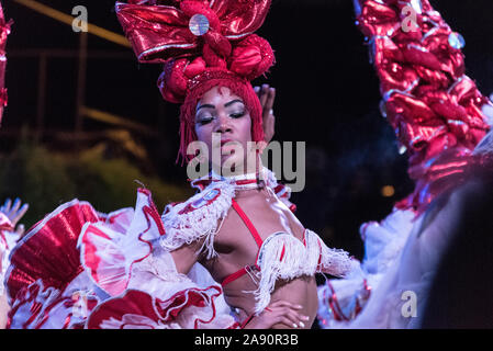 Una troupe di ballerini di eseguire su un open-air palco di fronte a diners presso il Tropicana night club al di fuori di Havana a Cuba Foto Stock