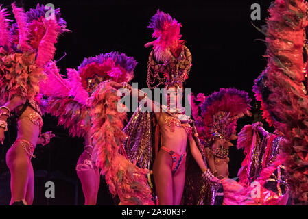 Una troupe di ballerini di eseguire su un open-air palco di fronte a diners presso il Tropicana night club al di fuori di Havana a Cuba Foto Stock