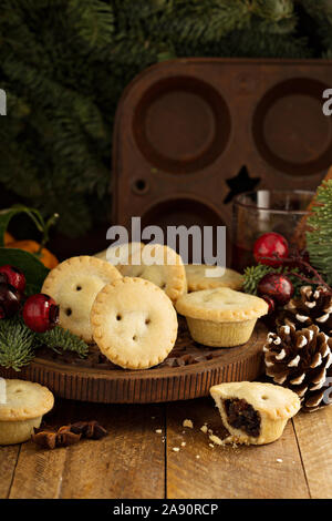 Tritare torte con frutta secca il riempimento per Natale Foto Stock