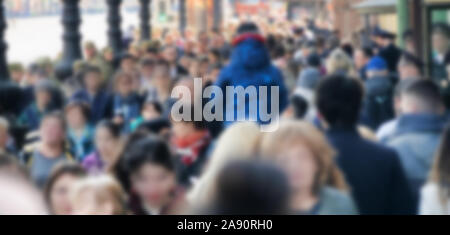 Sfocato folla anonima nella metropoli. Street folla pomeriggio estivo Foto Stock