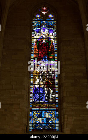 Sarlat, Francia - 2 Settembre 2018: colorate in vetro colorato nel borgo medievale di Sarlat cattedrale dedicata a San Sacerdos. Sarlat la Caneda in Dordogne Dep Foto Stock