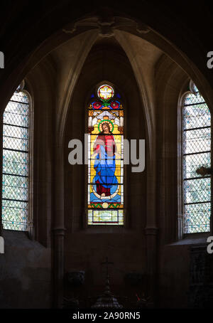 Sarlat, Francia - 2 Settembre 2018: colorate in vetro colorato nel borgo medievale di Sarlat cattedrale dedicata a San Sacerdos. Sarlat la Caneda in Dordogne Dep Foto Stock