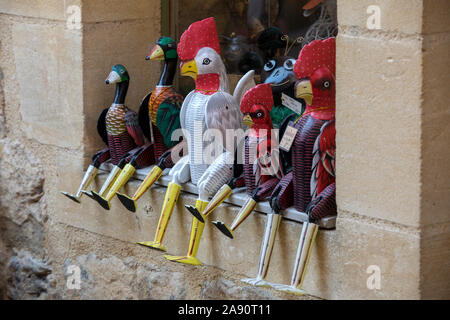 Sarlat la Caneda , Francia - 4 Settembre 2018: in legno colorato e oche galli al negozio di articoli da regalo a Sarlat la Caneda. Il Perigord, Francia Foto Stock