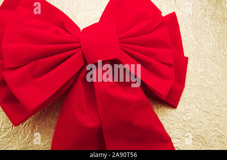 Festa grande fiocco rosso lucido di decorazione in oro a trama della carta da imballaggio Foto Stock