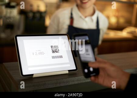 Pagamento senza contanti presso un ristorante Foto Stock