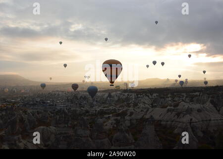 I palloni ad aria calda sopra la Valle di Goreme. Cappadocia. Turchia Foto Stock