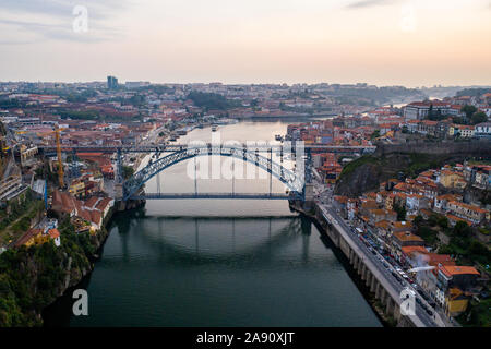 Vista aerea di un ponte nella città di Porto durante il tramonto. Il Portogallo in estate Foto Stock