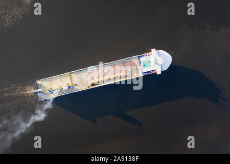 Grande nave cargo che solcano il mare. Top vista aerea Foto Stock
