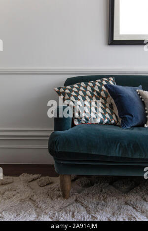 Confortevole divano blu in un elegante e moderno design interno di soggiorno Foto Stock