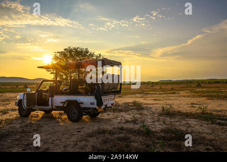 African Safari veicolo in Hobatere game reserve con tramonto spettacolare Foto Stock
