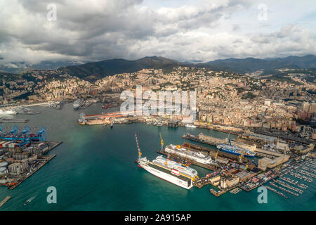 Genova, Italia - 7 novembre 2019 - Faro Lanterna è simbolo di Genova, mentre il porto è uno dei più importanti in Europa Foto Stock