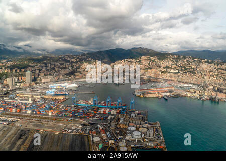 Genova, Italia - 7 novembre 2019 - Faro Lanterna è simbolo di Genova, mentre il porto è uno dei più importanti in Europa Foto Stock