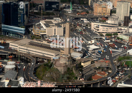 Genova, Italia - 7 novembre 2019 - Faro Lanterna è simbolo di Genova, mentre il porto è uno dei più importanti in Europa Foto Stock