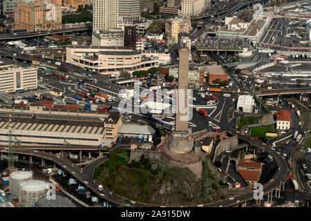 Genova, Italia - 7 novembre 2019 - Faro Lanterna è simbolo di Genova, mentre il porto è uno dei più importanti in Europa Foto Stock