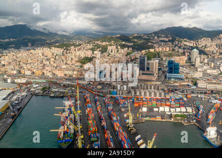 Genova, Italia - 7 novembre 2019 - Faro Lanterna è simbolo di Genova, mentre il porto è uno dei più importanti in Europa Foto Stock